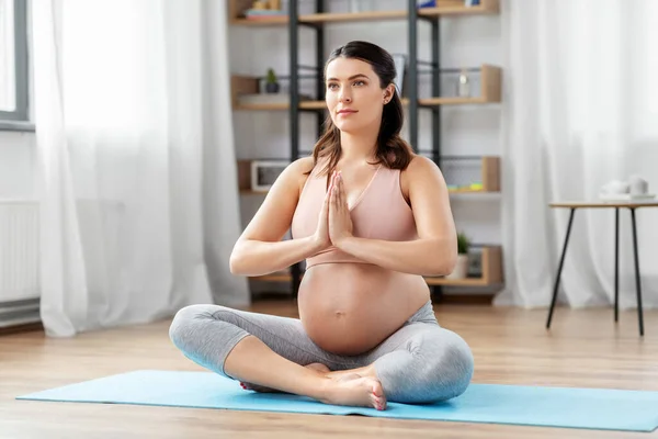 Pregnant woman meditating at home — Stock Photo, Image