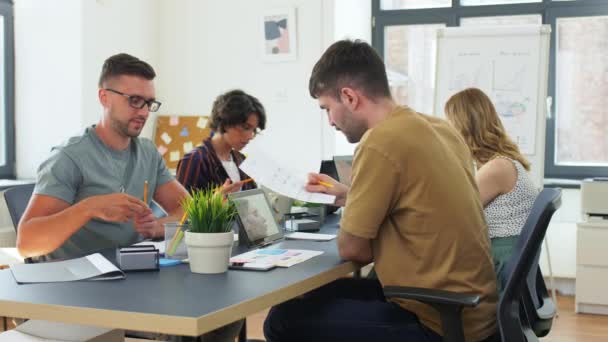 Equipe de negócios ou startuppers que trabalham no escritório — Vídeo de Stock