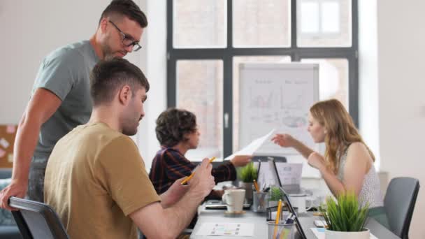 Equipo empresarial o startups que trabajan en la oficina — Vídeo de stock