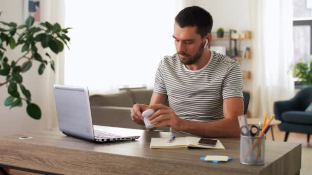 Homme avec ordinateur portable et écouteurs au bureau à domicile — Video