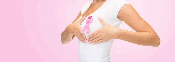 Mulher com fita de consciência de câncer de mama rosa — Fotografia de Stock