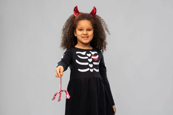 Mädchen mit Dreizack und Teufelshörnern zu Halloween — Stockfoto