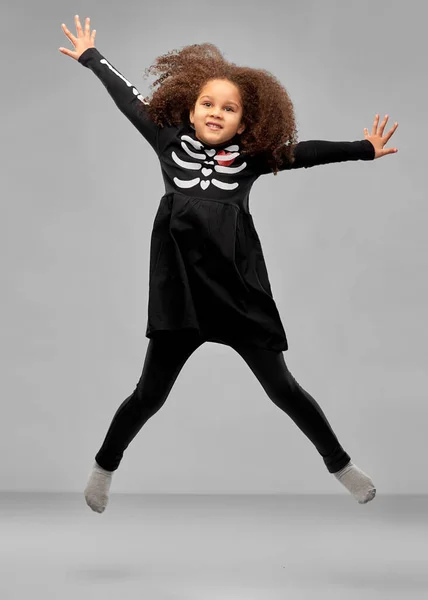할로윈 의상을 입고 해골 점프를 하는 소녀 — 스톡 사진