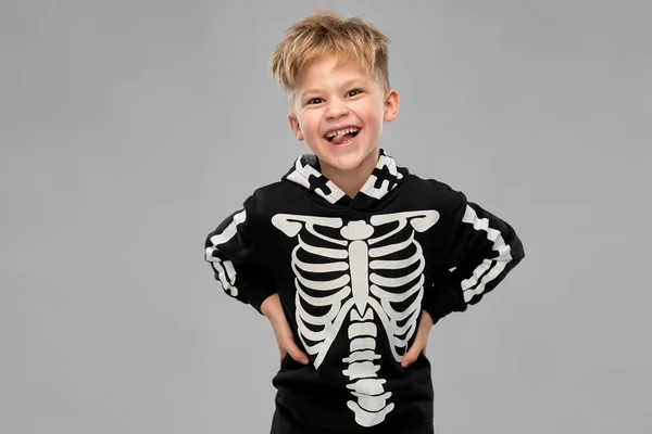 Jongen in zwart halloween kostuum met skelet botten — Stockfoto