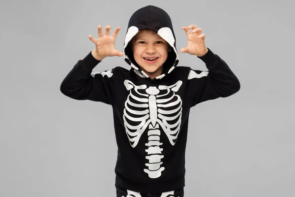 Garçon en costume d'Halloween de squelette faire des visages — Photo