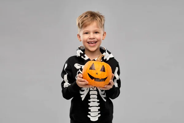 Gelukkig jongen in halloween kostuum met jack-o-lantaarn — Stockfoto