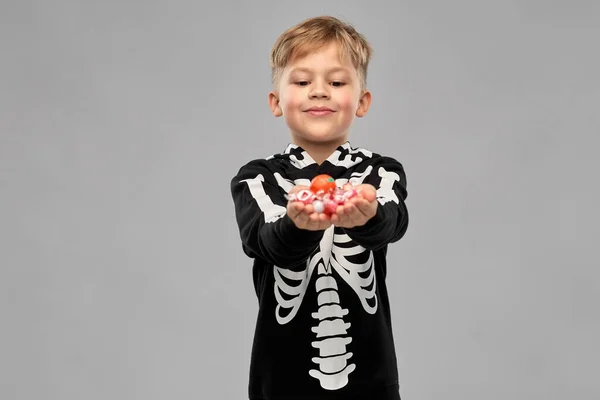 Jongen met snoepjes trick-or-treating op Halloween — Stockfoto