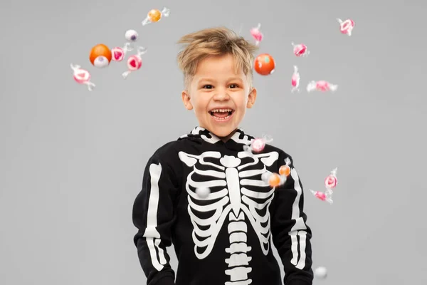 Jongen met snoepjes trick-or-treating op Halloween — Stockfoto