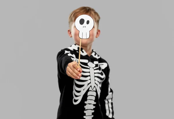 Chlapec v halloween kostýmu s lebkou příslušenství — Stock fotografie