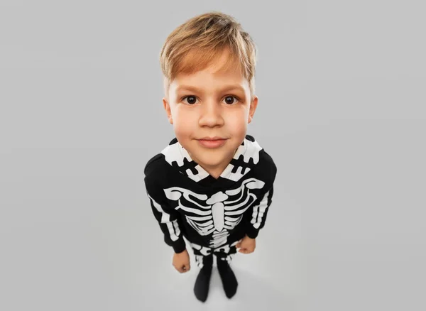 Jongen in zwart halloween kostuum met skelet botten — Stockfoto