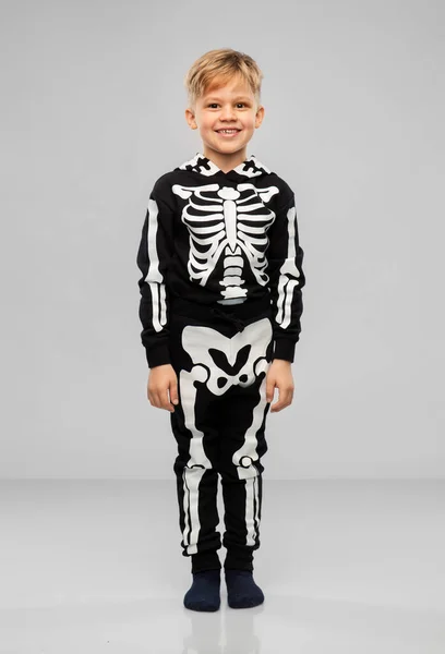 Chłopiec w czarnym halloween kostium z kości szkieletowych — Zdjęcie stockowe
