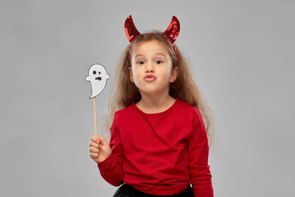 Dívka v halloween kostým s duch párty rekvizita — Stock fotografie