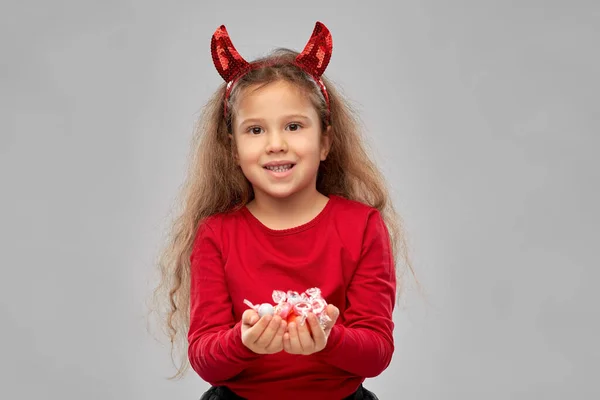 Dívka s rohy koledování na Halloween — Stock fotografie