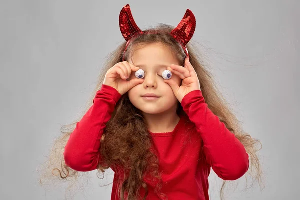 Chica en traje de halloween y cuernos de diablos —  Fotos de Stock
