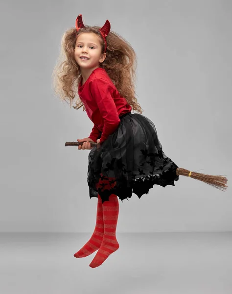 할로윈 의상을 입고 마녀 빗자루를 들고 날아가는 소녀 — 스톡 사진