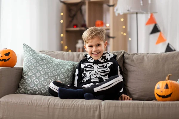 Heureux garçon dans halloween costume de squelette à la maison — Photo