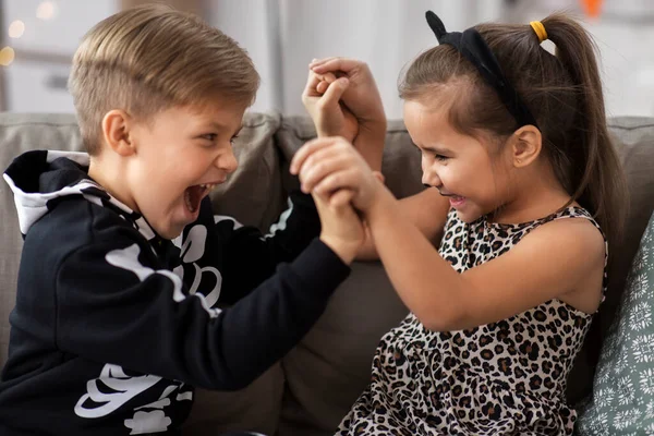 Дети в костюмах на Хэллоуин веселятся дома — стоковое фото