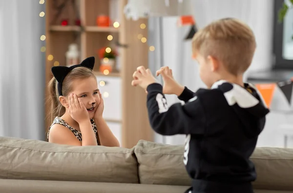 Crianças em trajes de Halloween jogando em casa — Fotografia de Stock