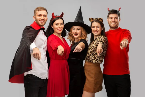 Amigos felizes em trajes de Halloween sobre cinza — Fotografia de Stock