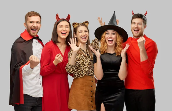 Счастливые друзья в костюмах на Хэллоуин — стоковое фото