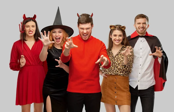 Přátelé v halloween kostýmy strašení — Stock fotografie