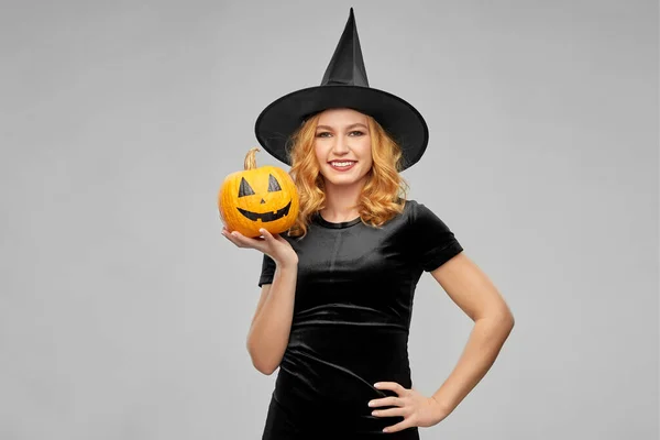 Femme en costume d'Halloween de sorcière avec citrouille — Photo