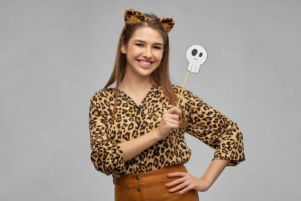 Glückliche Frau im Halloween-Kostüm aus Leoparden — Stockfoto