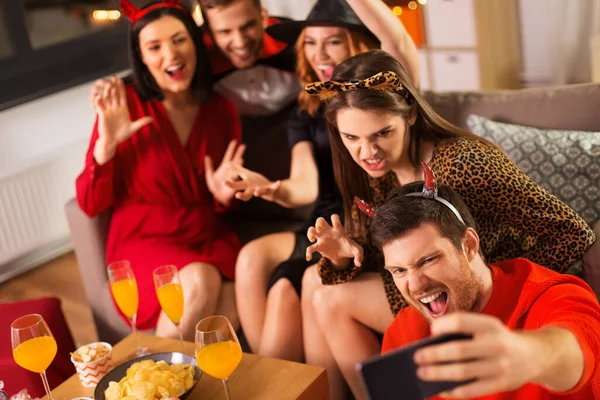 Cadılar Bayramı kostümlü mutlu arkadaşlar selfie çekiyorlar. — Stok fotoğraf