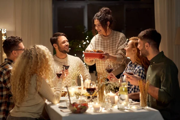 Amigos felices teniendo la cena de Navidad en casa — Foto de Stock