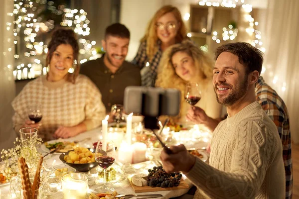 Vrienden nemen selfie op kerstdiner feest — Stockfoto