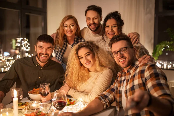 Amigos tomando selfie en la cena de Navidad — Foto de Stock