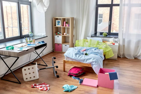 Brudny dom lub pokój dla dzieci z rozproszonych rzeczy — Zdjęcie stockowe