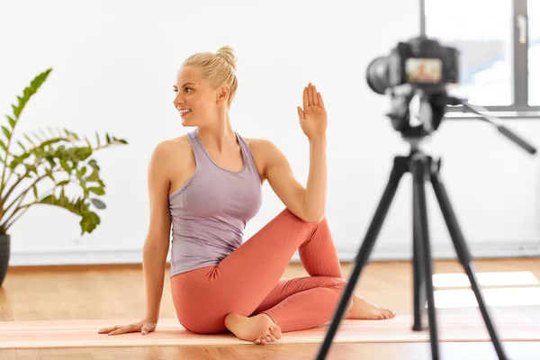 Mujer con cámara streaming para yoga blog en casa — Foto de Stock