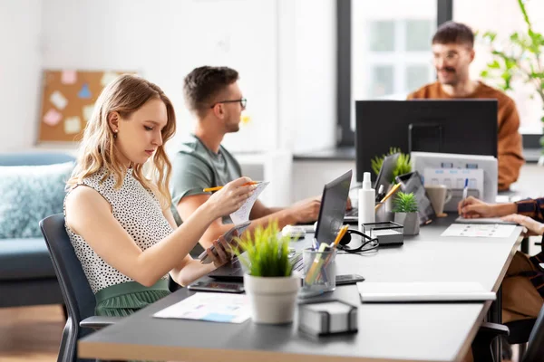 Equipe de negócios ou startuppers que trabalham no escritório — Fotografia de Stock