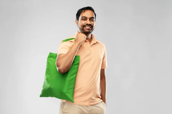 Mann mit wiederverwendbarer Stofftasche für Lebensmitteleinkäufe — Stockfoto