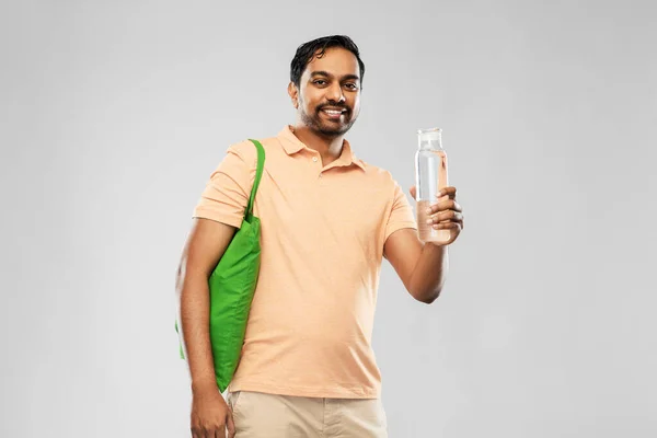 Homem com saco para compras de alimentos e garrafa de vidro — Fotografia de Stock