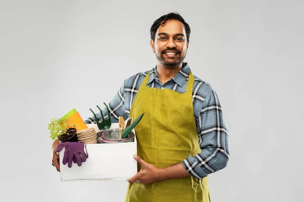 Indyjski ogrodnik lub rolnik z pudełkiem narzędzi ogrodowych — Zdjęcie stockowe