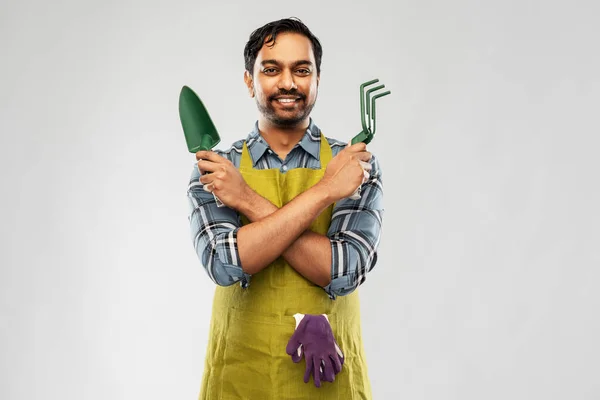 Indiase tuinman of boer met doos tuingereedschap — Stockfoto