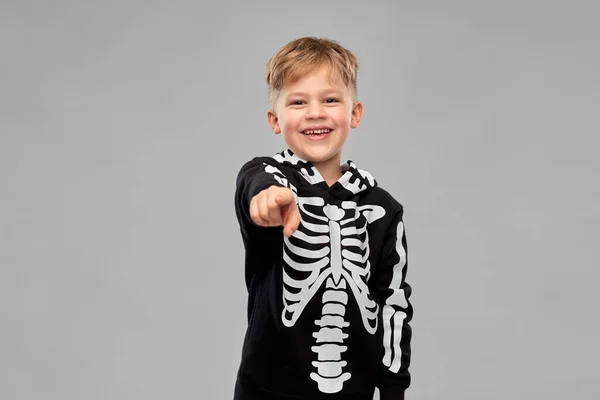 Jongen in kostuum van skelet wijzend naar camera — Stockfoto