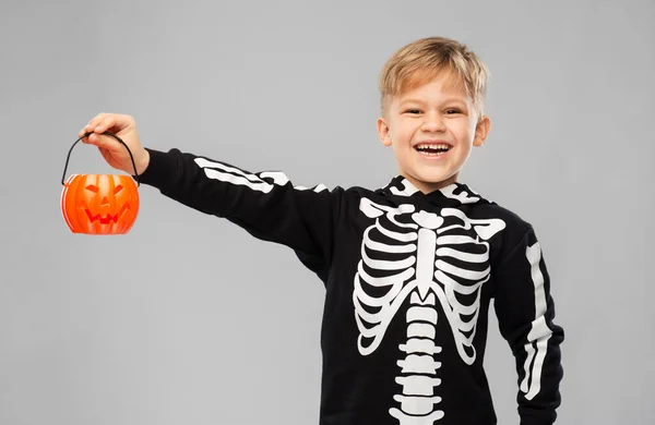 Happy boy in halloween costume with jack-o-lantern — Stock Photo, Image