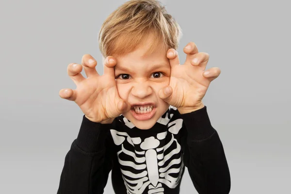 Menino em halloween traje de esqueleto fazendo rostos — Fotografia de Stock