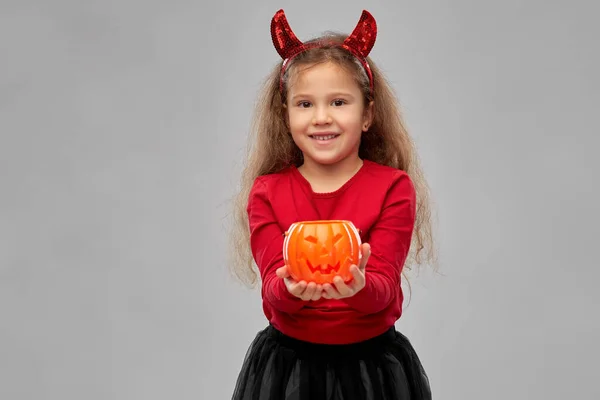 Girl in halloween costume with jack-o-lantern — Stock Photo, Image