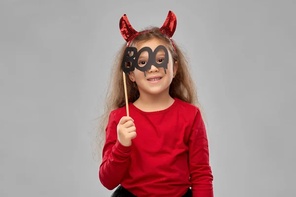 Ragazza in costume di Halloween con accessorio festa — Foto Stock