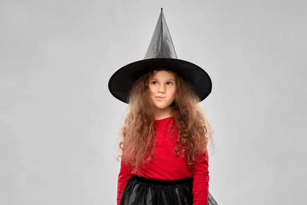 Dívka v černé čarodějnice klobouk na halloween — Stock fotografie