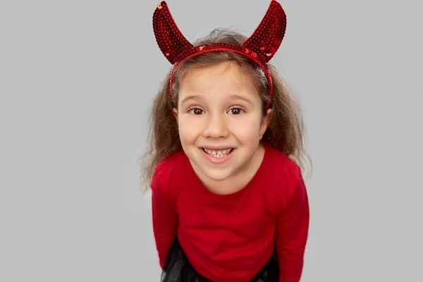 할로윈 의상을 입고 악마의 뿔을 가진 소녀 — 스톡 사진