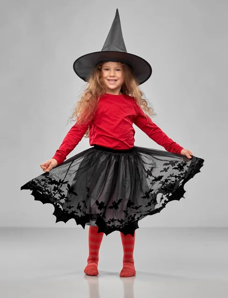 Felice ragazza in cappello nero strega su Halloween — Foto Stock