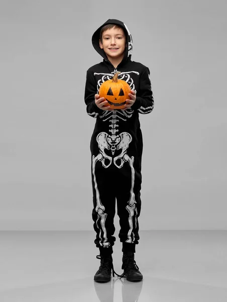 Happy boy in halloween costume with jack-o-lantern — Stock Photo, Image