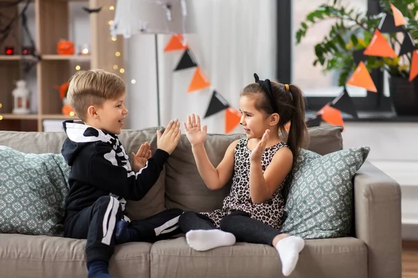 Дети в костюмах на Хэллоуин играют в игры дома — стоковое фото