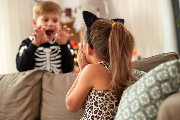 Crianças em trajes de Halloween se divertindo em casa — Fotografia de Stock