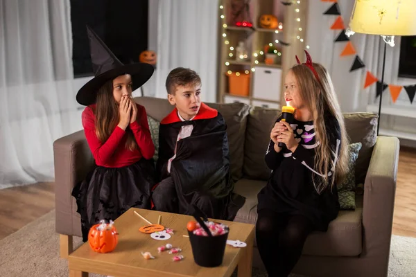 Ungar i halloween kostymer leker hemma — Stockfoto